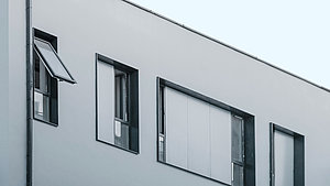 Mehrere Fenster mit Rahmen aus Aluminium